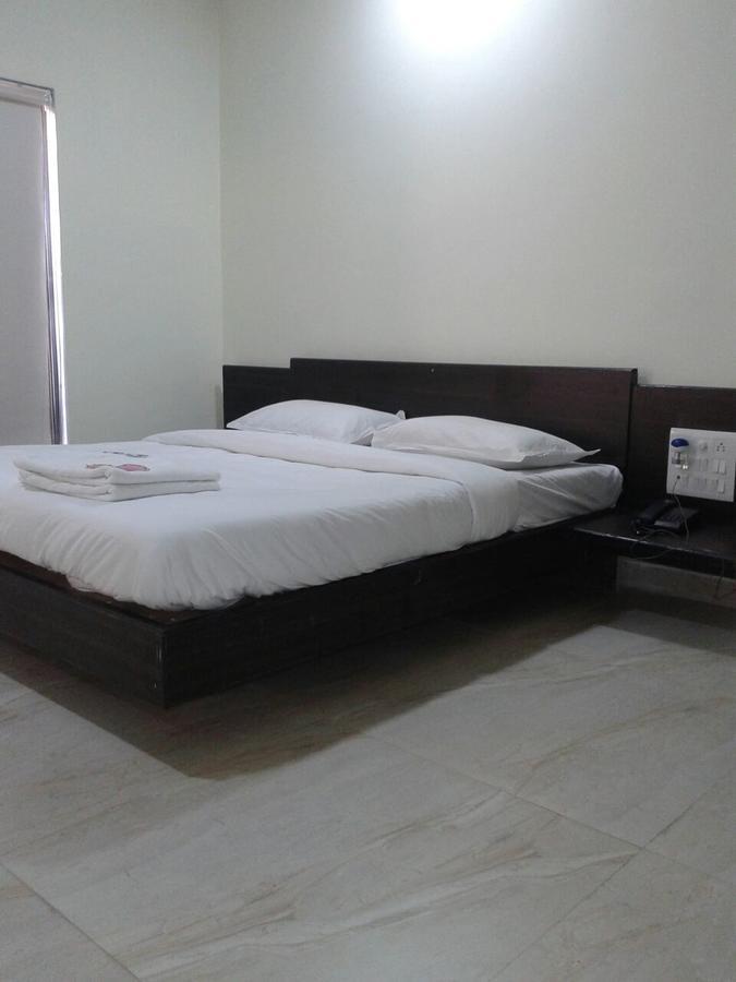 Safari Hotel & Resort Somnath Room photo