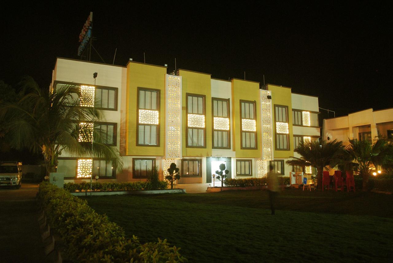 Safari Hotel & Resort Somnath Exterior photo