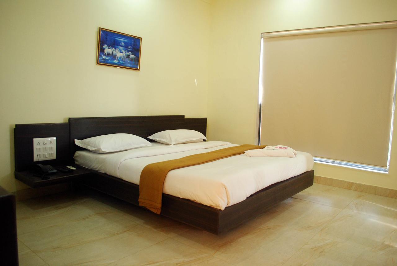 Safari Hotel & Resort Somnath Exterior photo