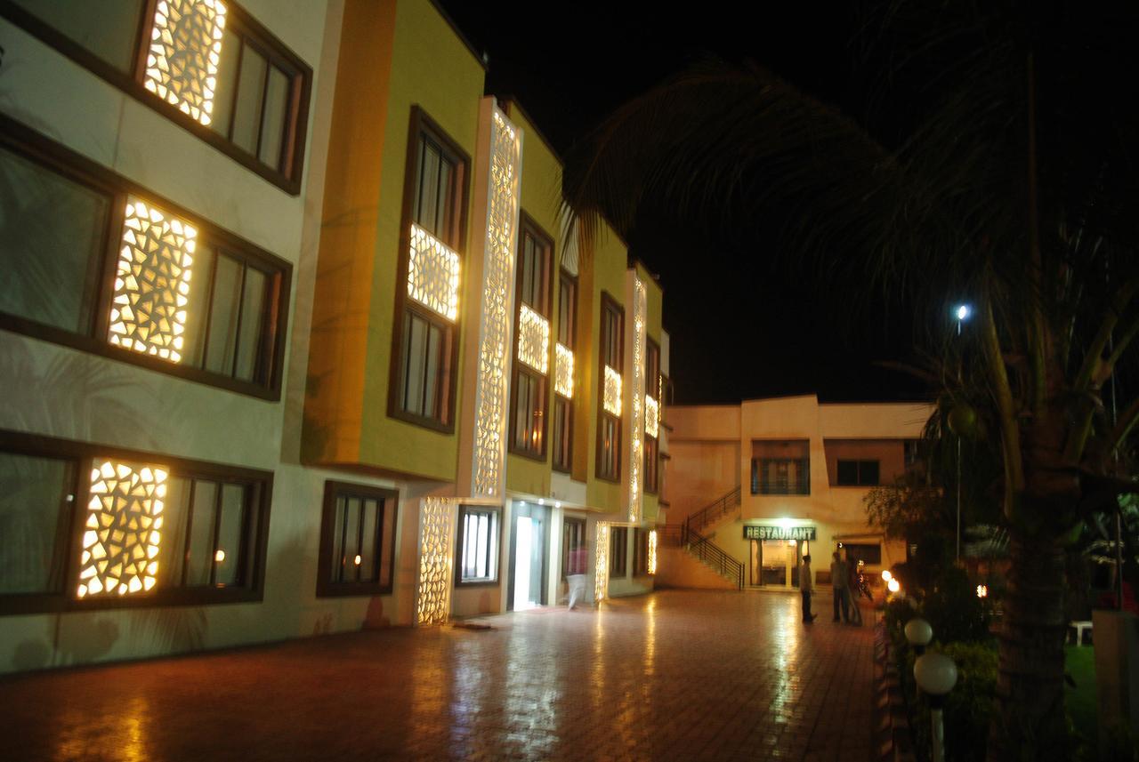 Safari Hotel & Resort Somnath Exterior photo